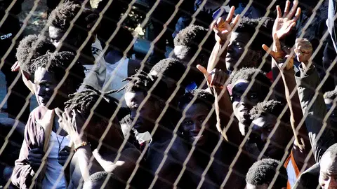 Migrantes subsaharianos tras acceder a Ceuta tras un salto masivo a la valla fronteriza que separa la ciudad de Marruecos Migrantes subsaharianos tras acceder a Ceuta tras un salto masivo a la valla fronteriza que separa la ciudad de Marruecos