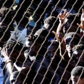 Migrantes subsaharianos tras acceder a Ceuta tras un salto masivo a la valla fronteriza que separa la ciudad de Marruecos