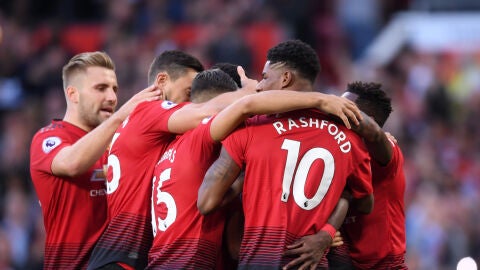 Los jugadores del Manchester United celebran un gol