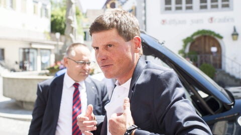 an Ullrich saliendo de un veh&iacute;culo