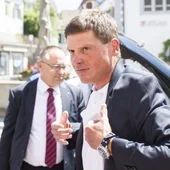 Jan Ullrich saliendo de un vehículo Jan Ullrich saliendo de un vehículo