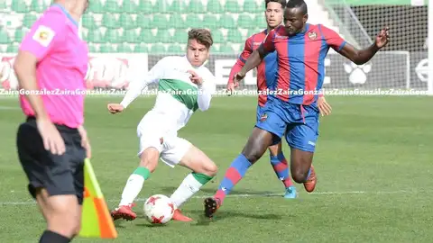 Rubén García disputando un balón en un partido del Ilicitano. Rubén García disputando un balón en un partido del Ilicitano.