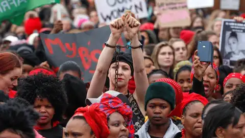 Miles de mujeres protestan contra la violencia de género en Sudáfrica Miles de mujeres protestan contra la violencia de género en Sudáfrica
