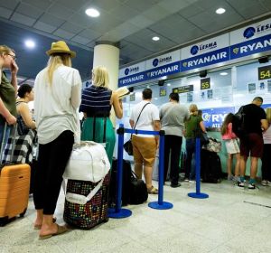 Pasajeros de Ryanair hacen cola en el aeropuerto el día de la huelga Pasajeros de Ryanair hacen cola en el aeropuerto el día de la huelga