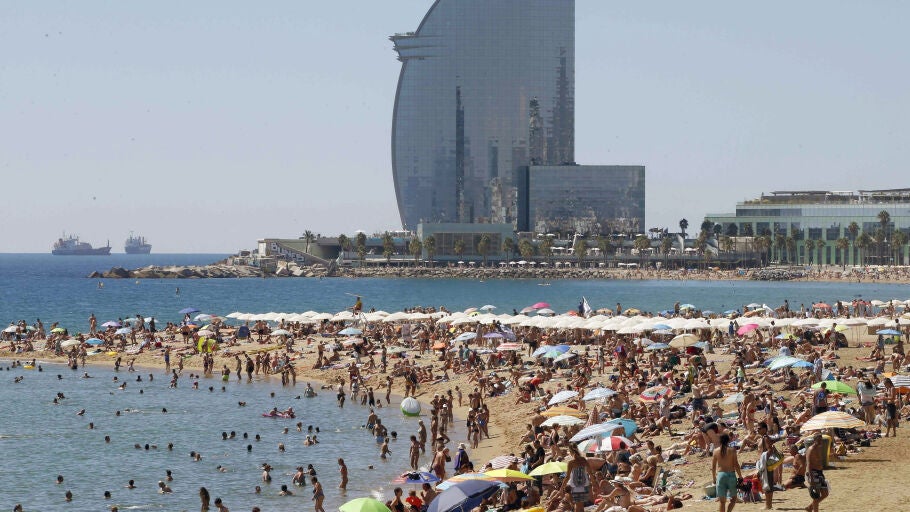 Vista de la playa de la Barceloneta (Barcelona) en un d&iacute;a de altas temperaturas en la ciudad condal
