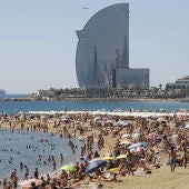 Vista de la playa de la Barceloneta (Barcelona) en un día de altas temperaturas en la ciudad condal
