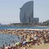 Vista de la playa de la Barceloneta (Barcelona) en un día de altas temperaturas en la ciudad condal Vista de la playa de la Barceloneta (Barcelona) en un día de altas temperaturas en la ciudad condal