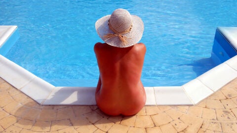 Nudismo en piscina