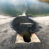 Agua del trasvase Júcar-Vinalopó entrando en el embalse de la SAT San Enrique de Elche