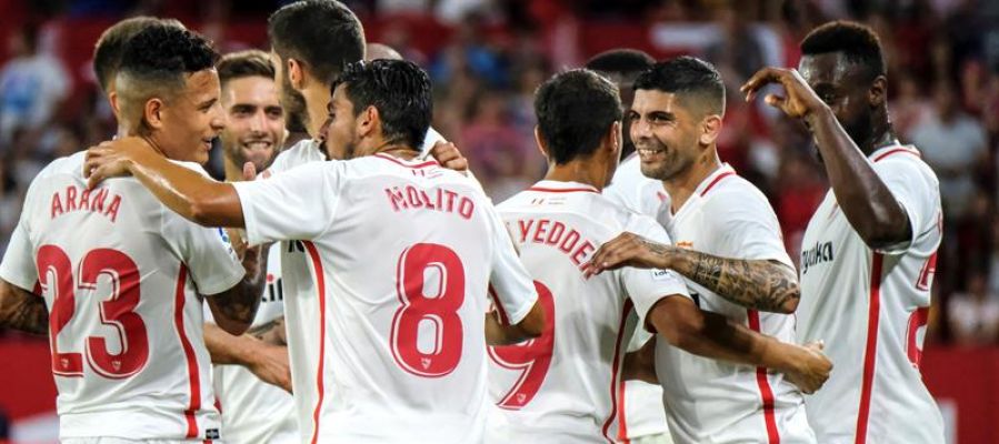 Lo jugadores del Sevilla celebran el gol de Banega Lo jugadores del Sevilla celebran el gol de Banega
