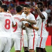 Lo jugadores del Sevilla celebran el gol de Banega