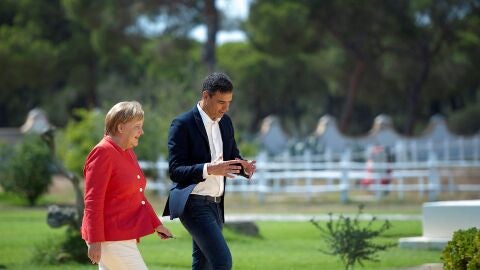 El presidente de gobierno de Espa&ntilde;a, Pedro S&aacute;nchez, y la canciller alemana Angela Merkel