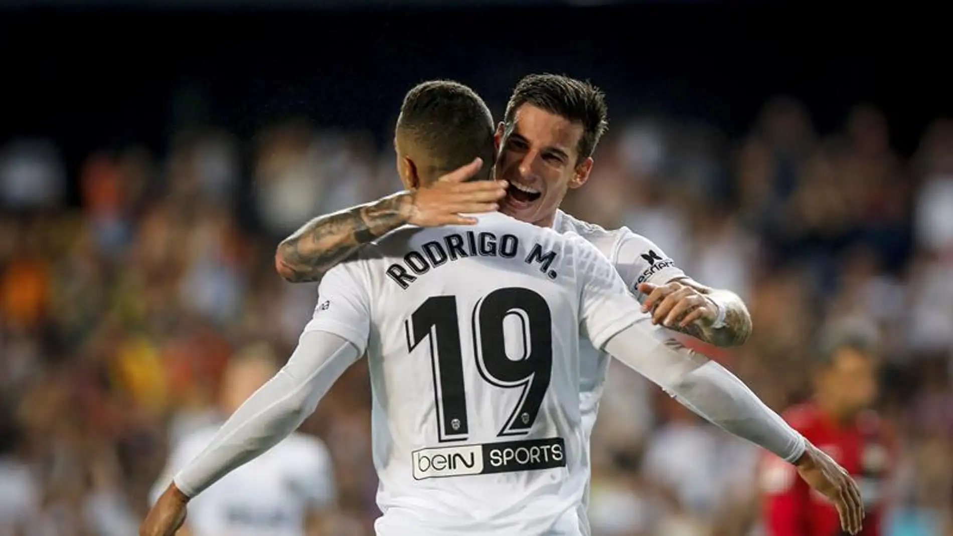 Los jugadores del Valencia CF Rodrigo y Santi Mina celebran el gol marcado ante el Bayer 04 Leverkusen.