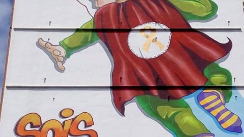 'Sois h&eacute;roes': el esperanzador mural que ven los ni&ntilde;os con c&aacute;ncer desde su ventana en un hospital de Valencia