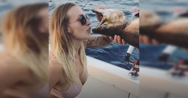 Beber alcohol de un pez muerto, el nuevo reto viral Beber alcohol de un pez muerto, el nuevo reto viral