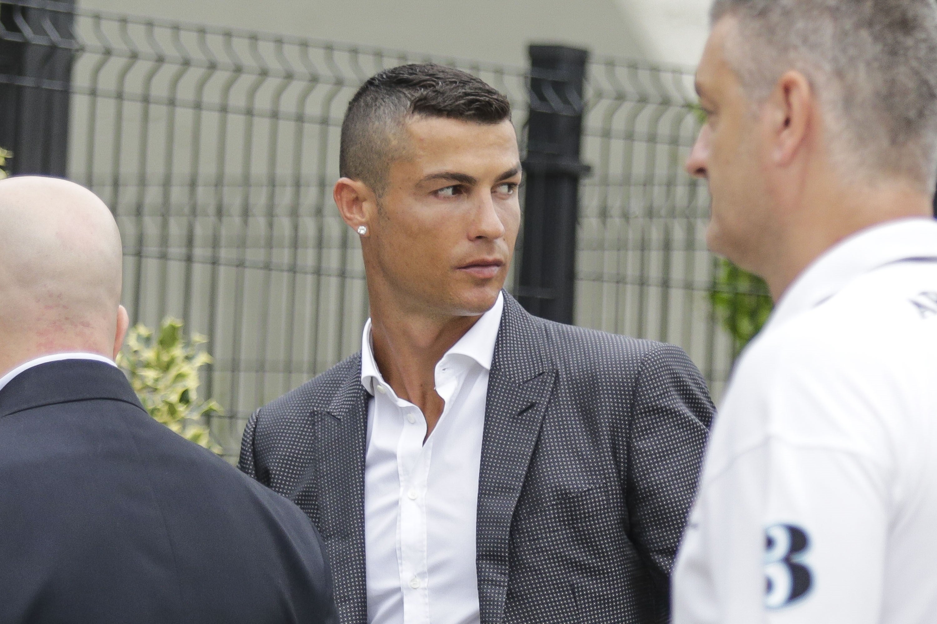 Cristiano Ronaldo niega "de manera tajante" las acusaciones de violación: "Es un crimen abominable" Cristiano Ronaldo niega "de manera tajante" las acusaciones de violación: "Es un crimen abominable"