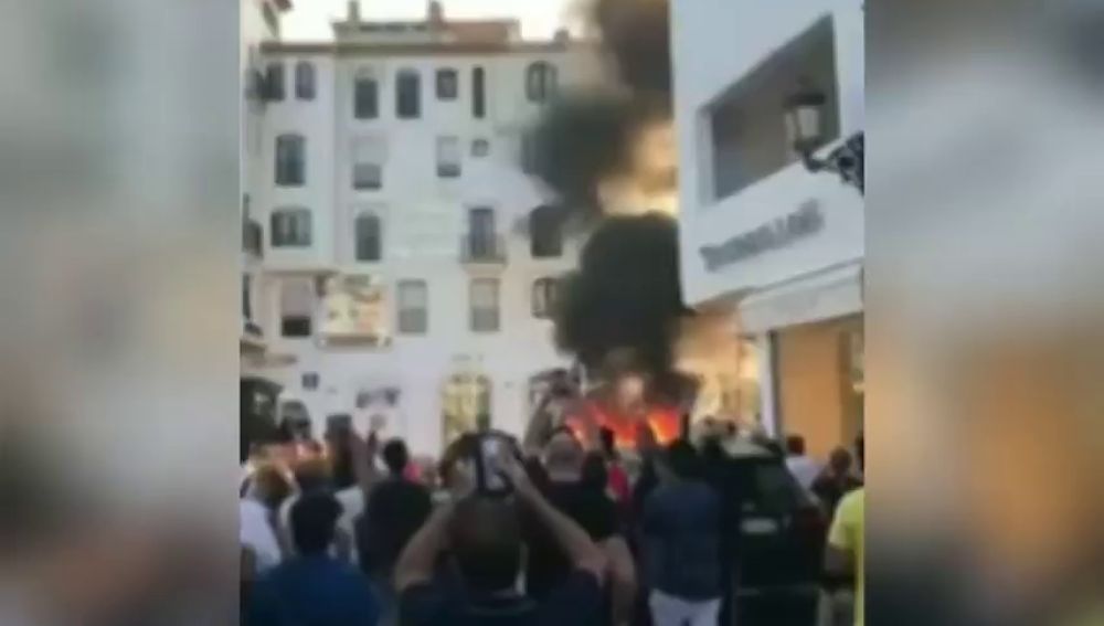 Momentos de confusión en Puerto Banús por la explosión de un coche
