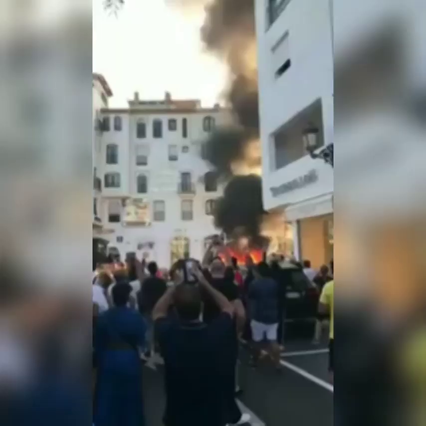 Momentos de confusión en Puerto Banús por la explosión de un coche que provocó una gran columna de humo Momentos de confusión en Puerto Banús por la explosión de un coche que provocó una gran columna de humo