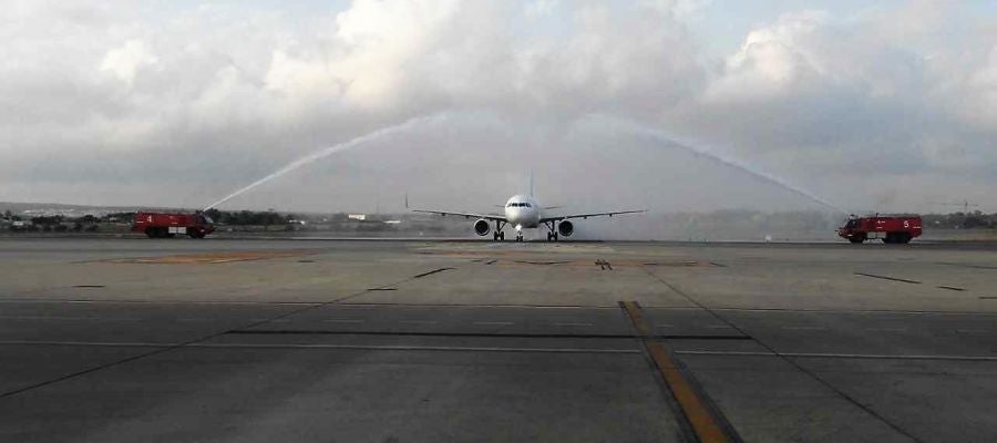 El primer vuelo procedente de Viena (Austria) recibido en el Aeropuerto Alicante-Elche El primer vuelo procedente de Viena (Austria) recibido en el Aeropuerto Alicante-Elche