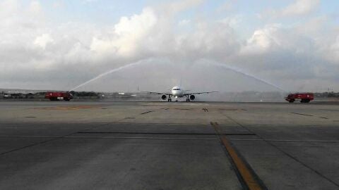 El primer vuelo procedente de Viena (Austria) recibido en el Aeropuerto Alicante-Elche