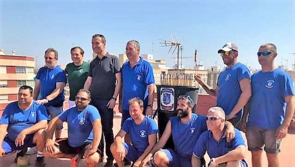 El alcalde de Elche junto a trabajadores de la Pirotecnia Ferrández en la torre de la basílica de Santa María de Elche