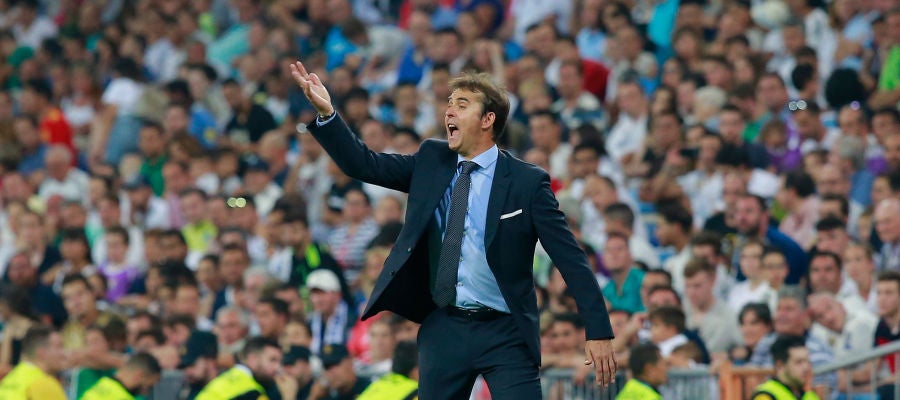Julen Lopetegui da instrucciones a sus jugadores desde la banda Julen Lopetegui da instrucciones a sus jugadores desde la banda