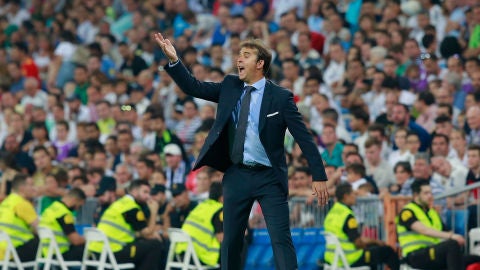 Julen Lopetegui da instrucciones a sus jugadores desde la banda