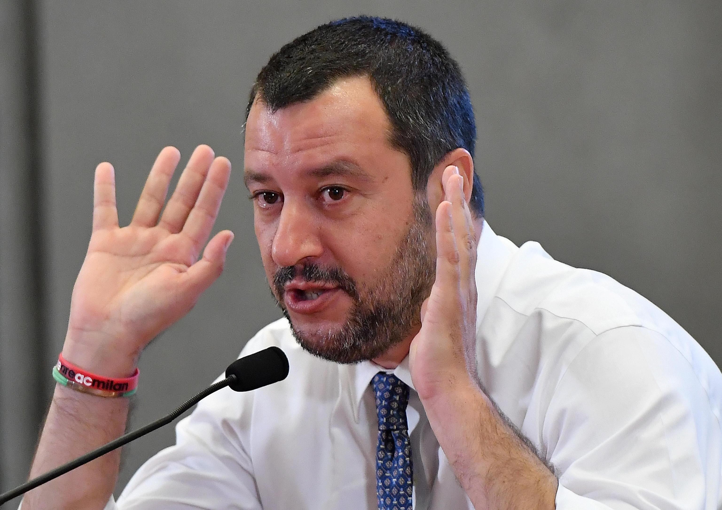 Matteo Salvini: "Escuelas, hospitales y ferrocarriles necesitan mantenimiento, pero las normas europeas limitan el déficit y la deuda" Matteo Salvini: "Escuelas, hospitales y ferrocarriles necesitan mantenimiento, pero las normas europeas limitan el déficit y la deuda"