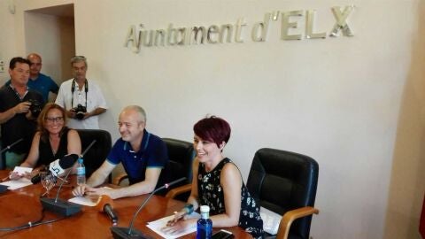 Alberto Aguilar, padre de la joven ilicitana captada por la secta, en el Ayuntamiento de Elche