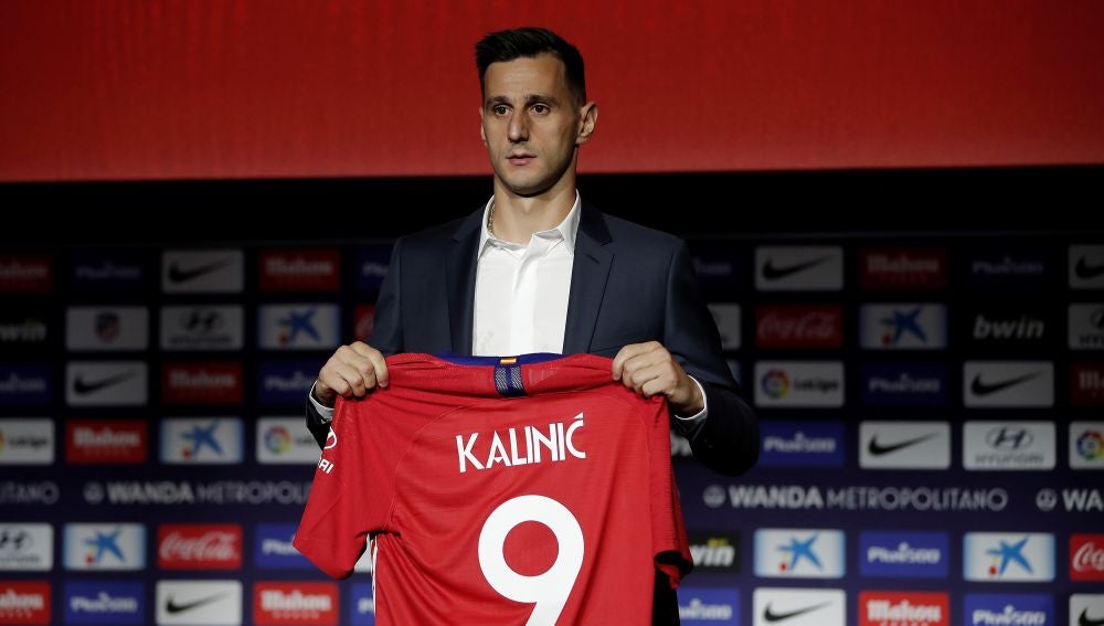 Kalinic en su presentación con el Atlético de Madrid