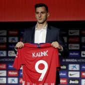 Kalinic en su presentación con el Atlético de Madrid
