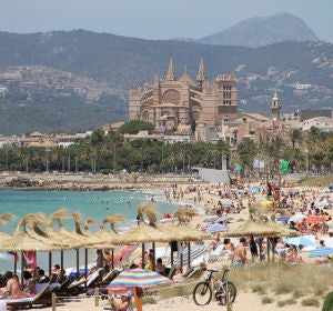 PLaya de Can Pere Antoni, con la catedral de fondo PLaya de Can Pere Antoni, con la catedral de fondo