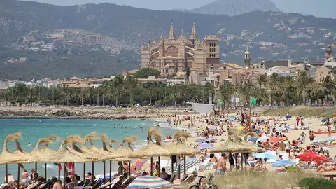 PLaya de Can Pere Antoni, con la catedral de fondo PLaya de Can Pere Antoni, con la catedral de fondo