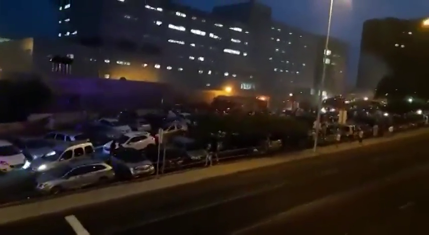 Los Bomberos trabajan en la extinción de un fuego en un hospital de Tenerife Los Bomberos trabajan en la extinción de un fuego en un hospital de Tenerife