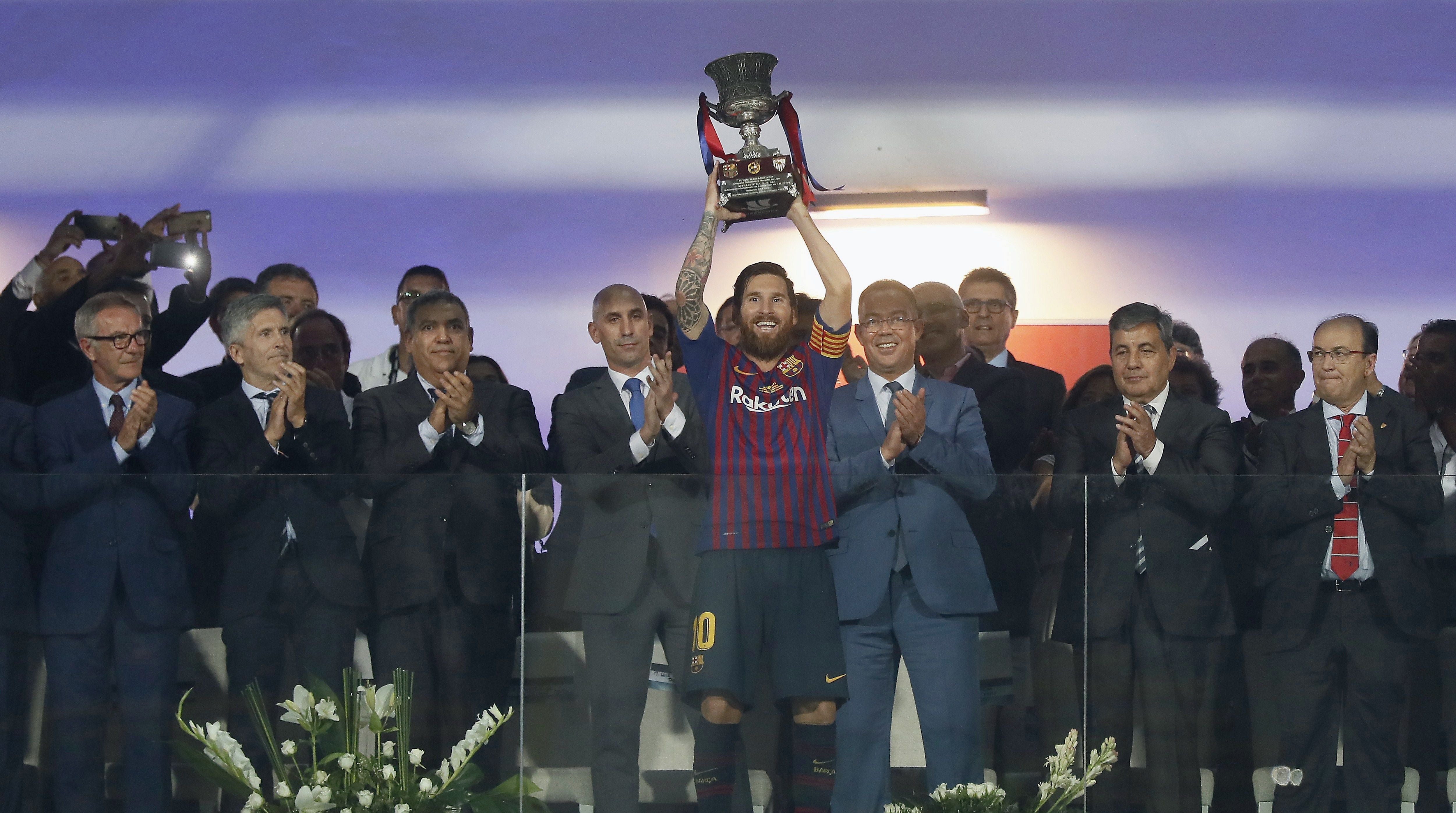 Messi se estrena como capitán ganando la Supercopa y se convierte en el jugador del Barça con más títulos Messi se estrena como capitán ganando la Supercopa y se convierte en el jugador del Barça con más títulos