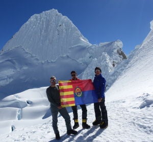 Los tres alpinistas ilicitanos en la cumbre del Alpamayo con la bandera de Elche. Los tres alpinistas ilicitanos en la cumbre del Alpamayo con la bandera de Elche.