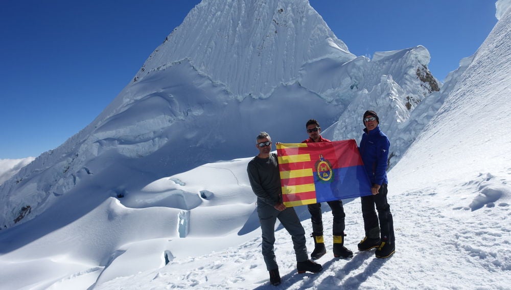 Los tres alpinistas ilicitanos en la cumbre del Alpamayo con la bandera de Elche.