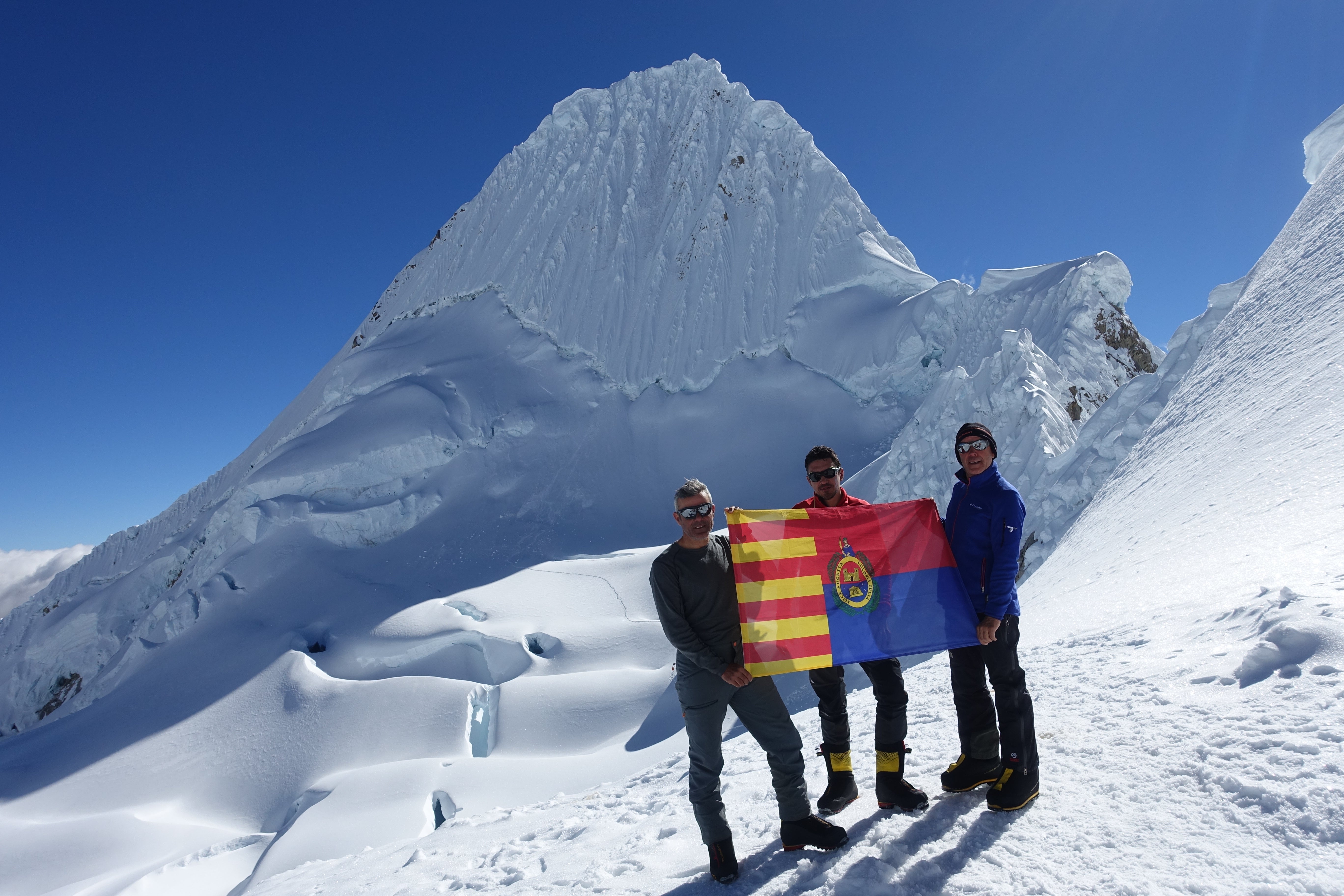 Los tres alpinistas ilicitanos consiguen llegar a la cumbre del Alpamayo Los tres alpinistas ilicitanos consiguen llegar a la cumbre del Alpamayo