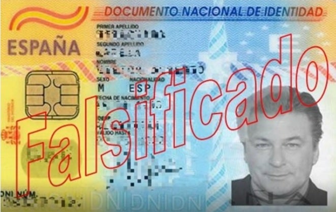 Detenido por estafar con un DNI falso con una foto del actor Alec Baldwin Detenido por estafar con un DNI falso con una foto del actor Alec Baldwin