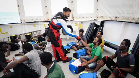 Varios inmigrantes rescatados abordo del barco de rescate Aquarius Varios inmigrantes rescatados abordo del barco de rescate Aquarius
