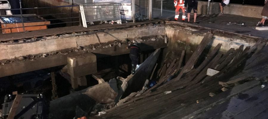 El desplome de una pasarela de madera durante una de las actuaciones del festival de O Marisquiño de Vigo. El desplome de una pasarela de madera durante una de las actuaciones del festival de O Marisquiño de Vigo.