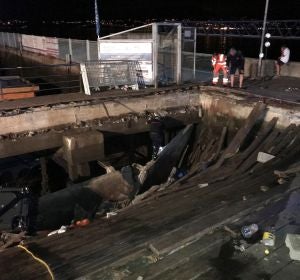 El desplome de una pasarela de madera durante una de las actuaciones del festival de O Marisquiño de Vigo. El desplome de una pasarela de madera durante una de las actuaciones del festival de O Marisquiño de Vigo.