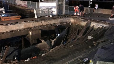 El desplome de una pasarela de madera durante una de las actuaciones del festival de O Marisqui&ntilde;o de Vigo.
