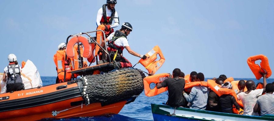 Varios migrantes siendo rescatados para ser llevados abordo del barco de rescate Aquarius (Archivo) Varios migrantes siendo rescatados para ser llevados abordo del barco de rescate Aquarius (Archivo)