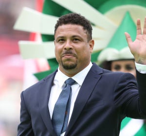 Ronaldo Nazario saludando Ronaldo Nazario saludando