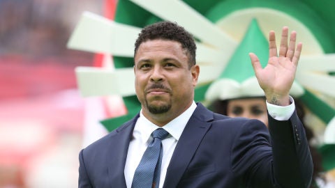 Ronaldo Nazario saludando