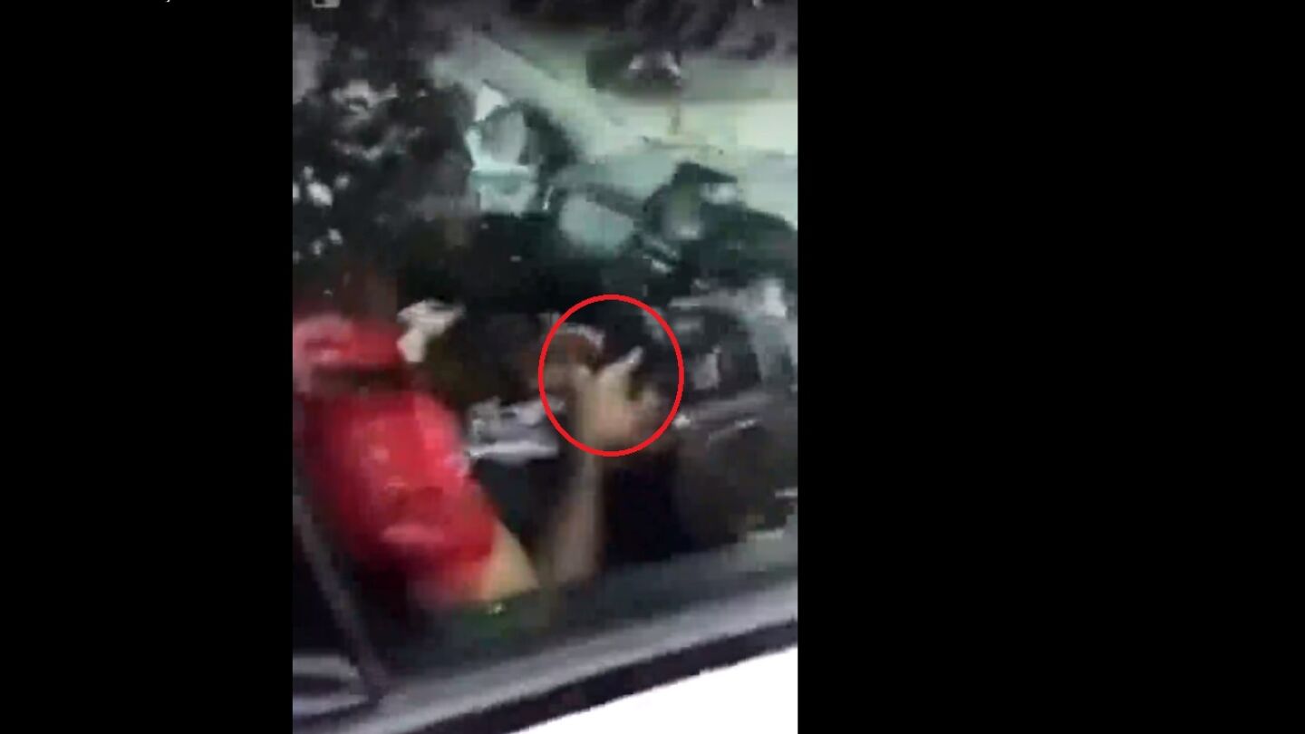 Salah, con el móvil en pleno atasco