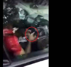 Salah, con el móvil en pleno atasco Salah, con el móvil en pleno atasco