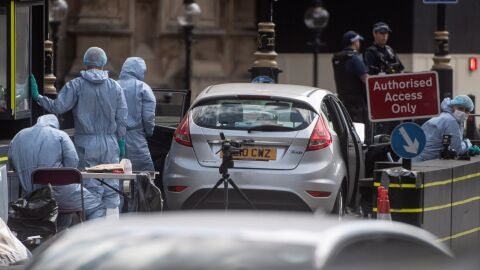 Oficiales forenses examinan el coche que choc&oacute; contra las barreras del Parlamento brit&aacute;nico 