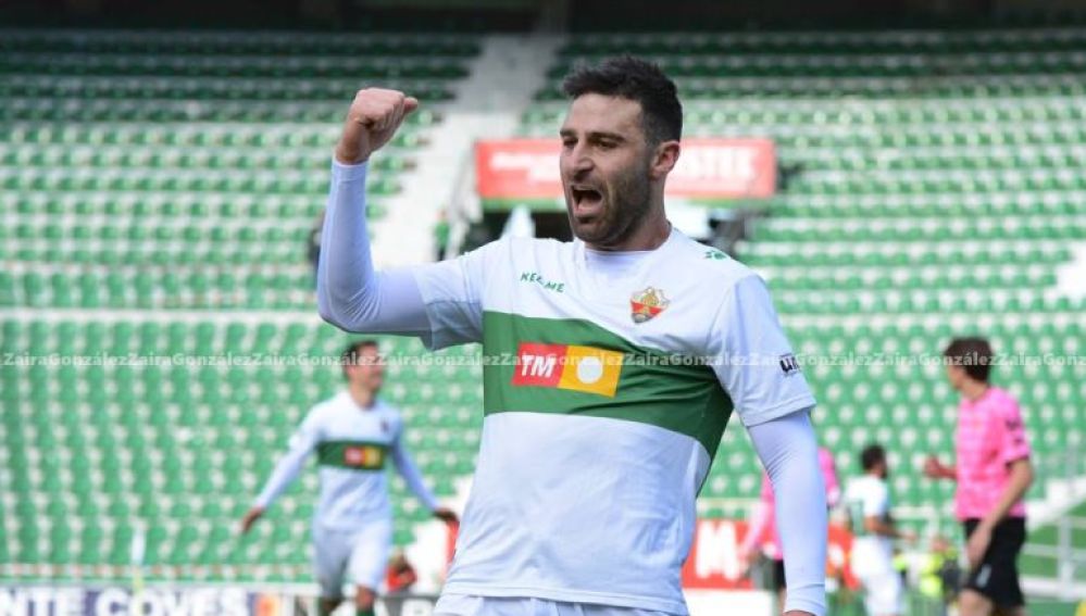 Benja celebrando un gol en el Martínez Valero la temporada pasada